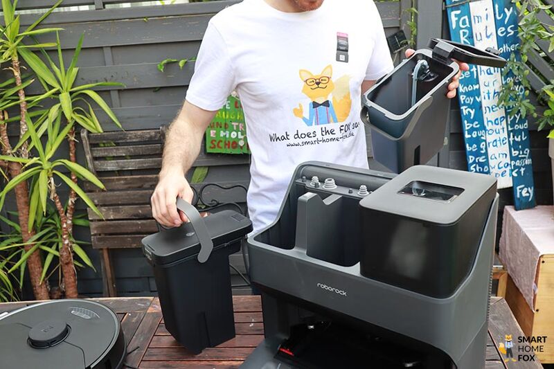 Der Wassertank wird an der Roborock S7 MaxV Ultra Station angehoben